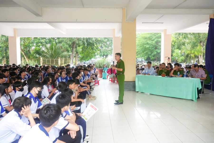 Thượng tá Khổng Ngọc Oanh, Chuyên viên cao cấp Cục Cảnh sát hình sự, Bộ Công an, báo cáo viên tuyên truyền các nội dung liên quan phòng, chống tội phạm xâm hại trẻ em và tội phạm mua bán người. Ảnh: Công an Cần Thơ. hoc-sinh-thuan-hung-1.jpg