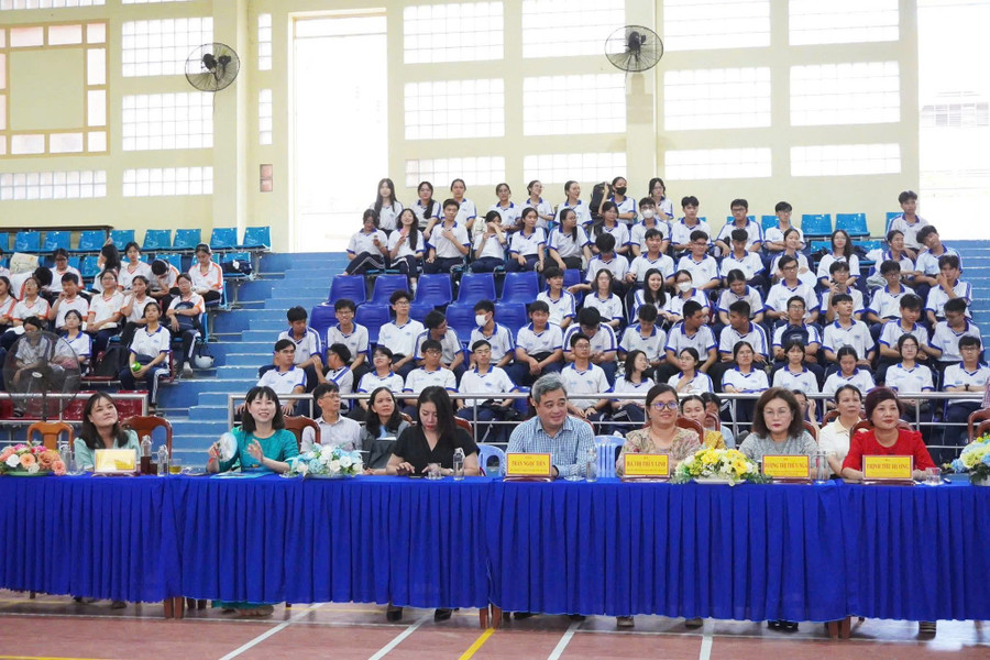 Buổi truyền thông trực tiếp về phòng, chống tác hại của thuốc lá tại Trường THPT chuyên Thoại Ngọc Hầu. Ảnh: NTCC. thoai-ngoc-hau-4.jpg