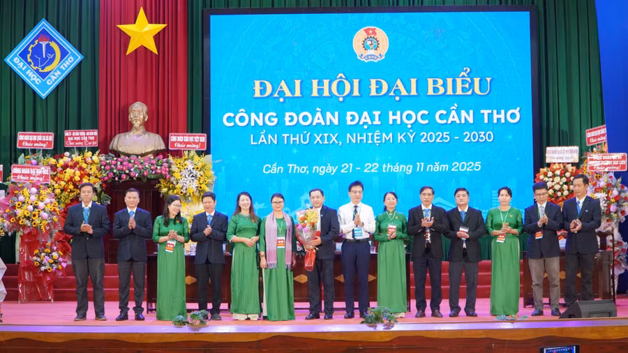 TS Nguyễn Ngọc Ân, Chủ tịch Công đoàn Giáo dục Việt Nam (áo trắng) tặng hoa chúc mừng BCH Công đoàn Đại học Cần Thơ nhiệm kỳ 2025 - 2030. 