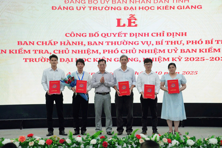 Trao các Quyết định tại buổi lễ. quyet-dinh.jpg