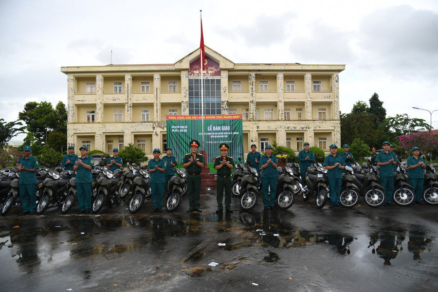 Quang cảnh buổi bàn giao. Ảnh: Phương Vũ. ban-giao-xe-1.jpg