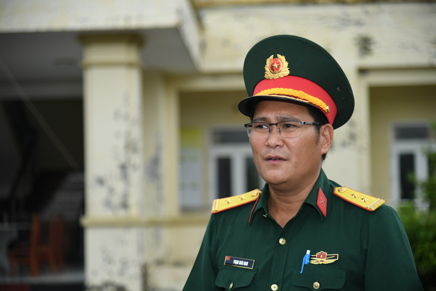 Trung tá Phạm Hoài Nam, Phó Chỉ huy trưởng Ban Chỉ huy phòng thủ khu vực 6 – Ngọc Chúc phát biểu tại buổi bàn giao. Ảnh: Phương Vũ. ban-giao-xe-0.jpg