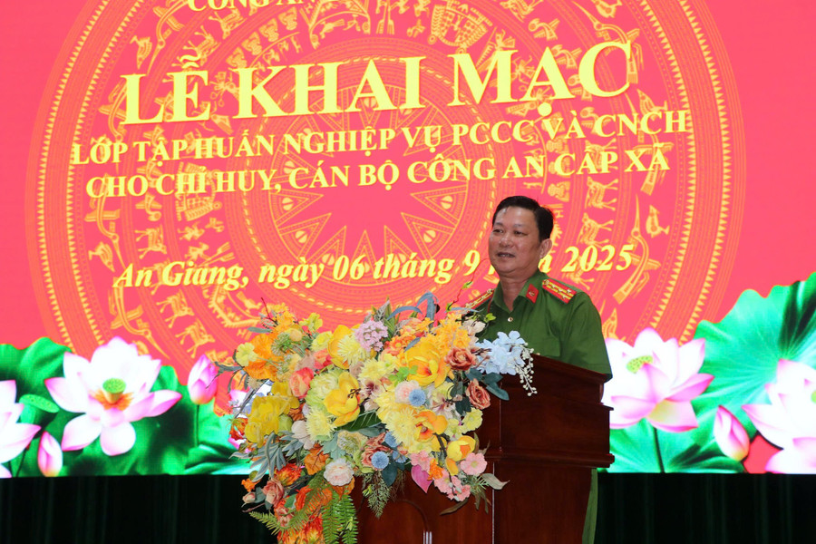 Đại tá Diệp Văn Thế, Phó Giám đốc Công an tỉnh An Giang phát biểu chỉ đạo tại buổi lễ. Ảnh: Tiến Dũng. cong-an-cap-xa-0.jpg