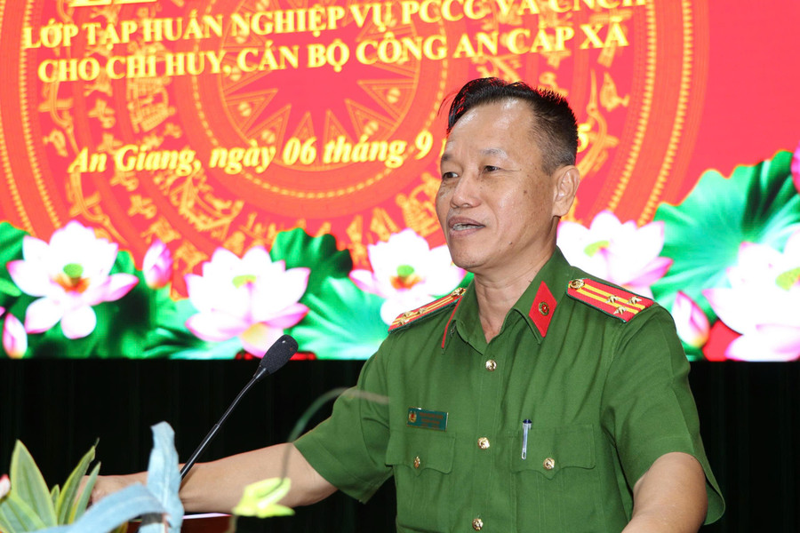 Thượng tá Phạm Mạnh Hùng, Trưởng phòng Cảnh sát PCCC và CNCH phát biểu tại buổi lễ. Ảnh: Tiến Dũng. cong-an-cap-xa-2.jpg