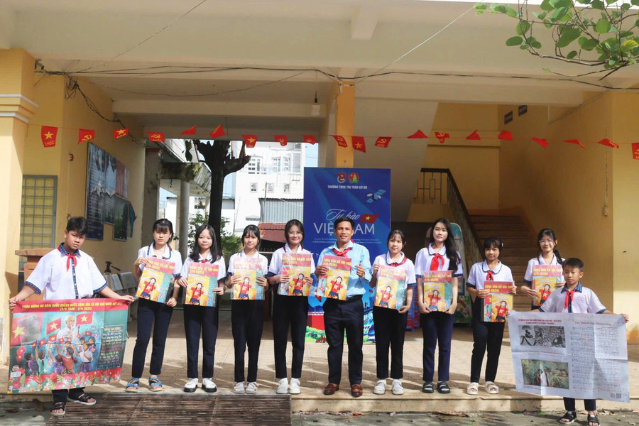 Thầy Nguyễn Văn Hải và các em học sinh. co-to-quoc-01.jpg