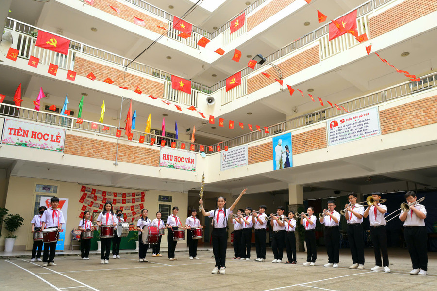 Nhộn nhịp tại sân trường Trường THCS Chu Văn An. co-to-quoc-02.jpg