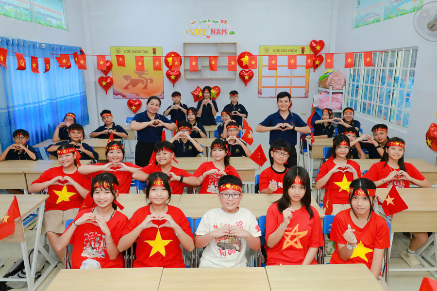 Ngập tràn sắc đỏ tại Hệ thống Trường Việt Mỹ Cần Thơ. co-to-quoc-10.jpg