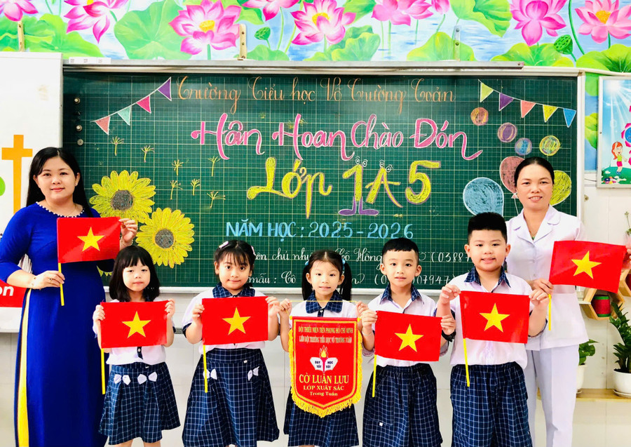 Học sinh Trường Tiểu học Võ Trường Toản dịp Quốc khánh. co-to-quoc-8.jpg