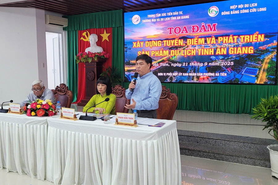 Thạc sĩ Phan Bửu Toàn, Phó Hiệu trường Trường Cao đẳng Du lịch Sài Gòn chia sẻ tại tọa đàm. Ảnh: Vĩnh Thông. toa-dam-ag-1.jpg