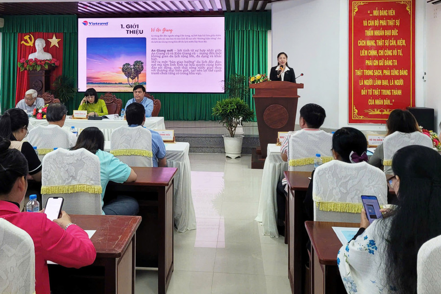 Bà Lê Đình Minh Thy, Giám đốc Vietravel - Chi nhánh Cần Thơ chia sẻ tại tọa đàm. Ảnh: Vĩnh Thông. toa-dam-ag.jpg