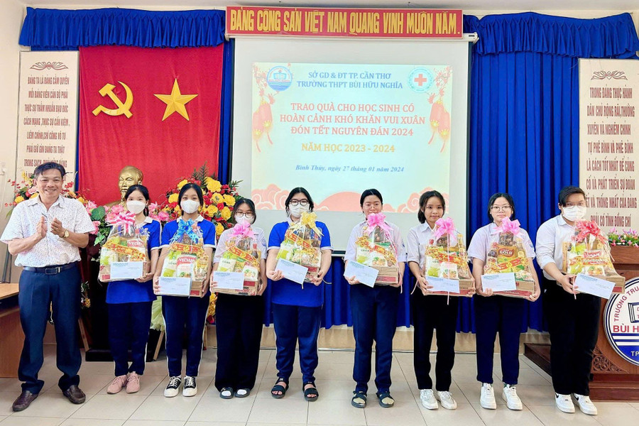 Nhà trường trao quà cho học sinh có hoàn cảnh khó khăn, tiếp bước các em đến trường.