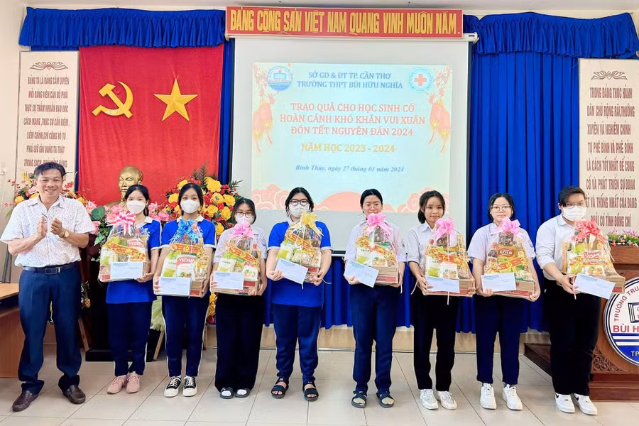 Nhà trường trao quà cho học sinh có hoàn cảnh khó khăn, tiếp bước các em đến trường.