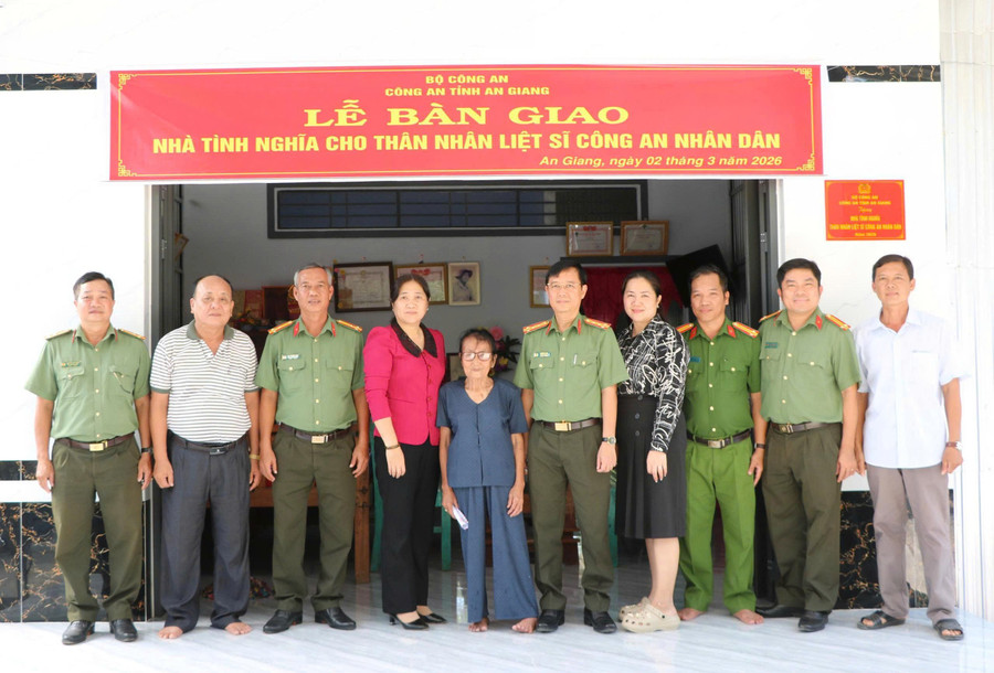 Các đại biểu chụp hình lưu niệm tại Lễ bàn giao nhà.