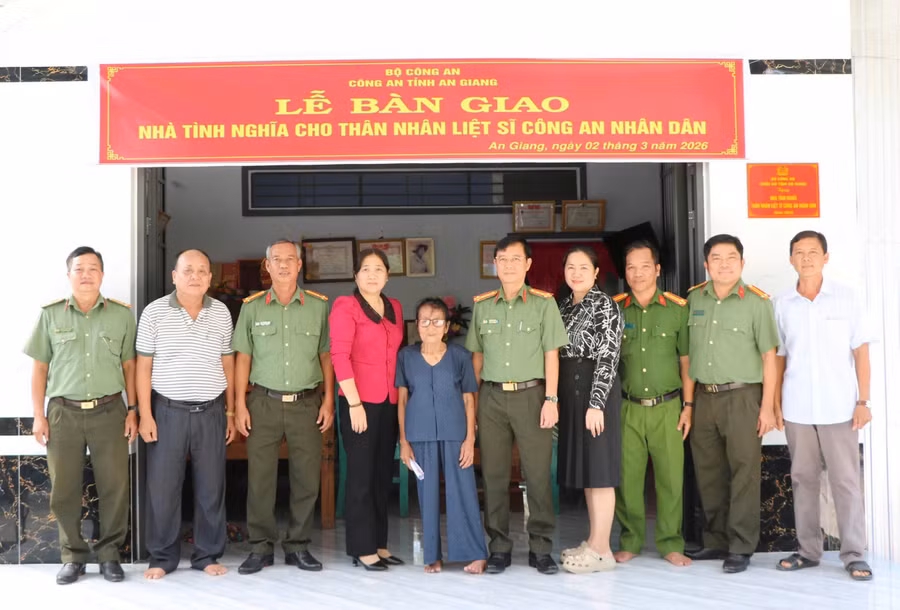 Các đại biểu chụp hình lưu niệm tại Lễ bàn giao nhà.