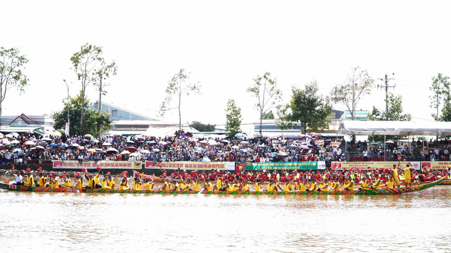 Nhộn nhịp dọc bờ sông nơi diễn ra Giải đua ghe Ngo. khmer-dua-ghe-10.jpg