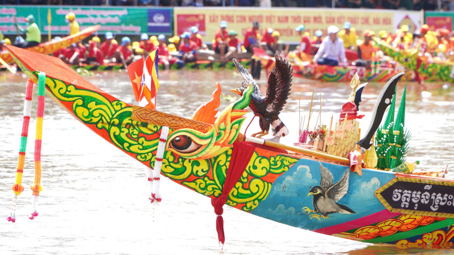 Rực rỡ sắc màu Giải đua ghe Ngo tại đường đua trên sông Maspéro. khmer-dua-ghe-1.jpg