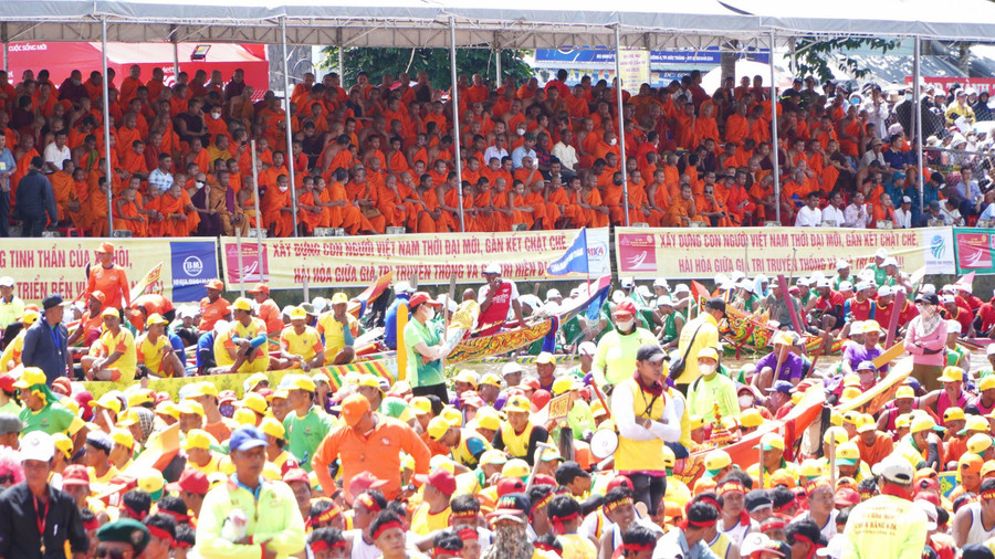 Giải đua ghe Ngo là một trong những hoạt động tôn vinh bản sắc văn hóa của đồng bào dân tộc Khmer. khmer-dua-ghe-8.jpg