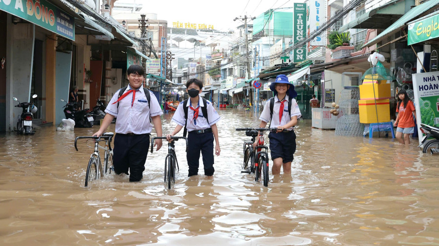 Đáng chú ý, triều cường dâng cao vào đúng giờ tan trường, nhiều em học sinh phải dắt bộ xe đạp, lội nước bì bõm trong đồng phục còn ướt sũng để di chuyển về nhà. 7-10-trieu-cuong-15.jpg