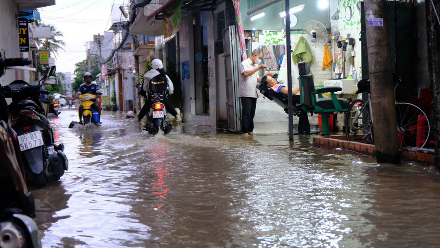 Các tuyến đường lớn như Cách mạng Tháng 8, Mậu Thân, Bùi Hữu Nghĩa... hoặc các tuyến thuộc khu vực Cồn Khương ở ven sông, đều ngập nước lênh láng. 7-10-trieu-cuong-2.jpg