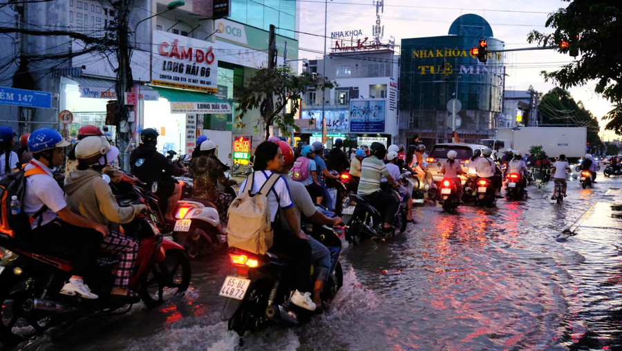 Theo Đài Khí tượng Thủy văn TP Cần Thơ, những ngày qua, mực nước tại trạm Cần Thơ trên sông Hậu dâng cao. Riêng chiều nay (7/10), đỉnh triều đã vượt mức báo động 3 (2m06 lúc 17h) và đang còn tiếp tục có xu hướng chững lại. 7-10-trieu-cuong.jpg