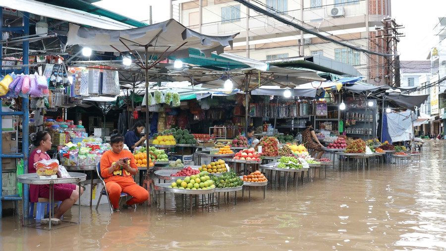 Tại khu vực chợ Bình Thủy, nhiều đoạn đường nước ngập lênh láng, phần nào ảnh hưởng đến việc kinh doanh, mua bán của các hộ dân. 7-10-trieu-cuong-13.jpg