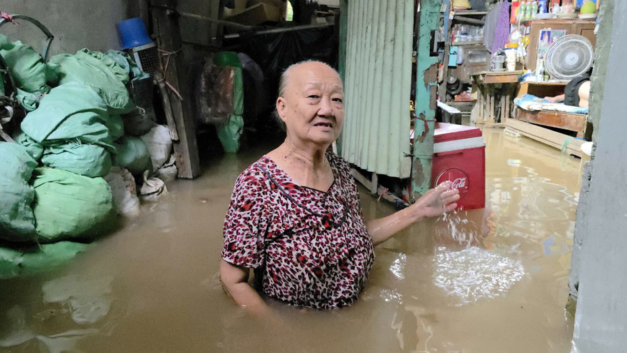 Có những nhà dân đã bị ngập nặng, ảnh hưởng đến việc sinh hoạt, ăn uống, nghỉ ngơi sau giờ làm việc của các thành viên trong gia đình. 7-10-trieu-cuong-7.jpg