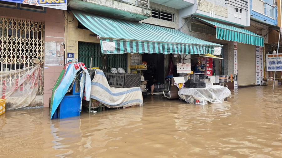 Nhiều hộ kinh doanh phải dùng các biện pháp che chắn để ngăn không cho nước tràn vào nhà, đồng thời di chuyển hàng hóa, đồ đạc để tránh ngập nước. 7-10-trieu-cuong-14.jpg