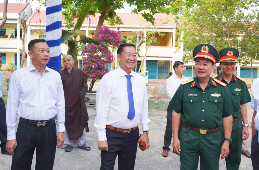 Ông Trần Quang Bảo, Giám đốc Sở Giáo dục và Đào tạo tỉnh An Giang, có mặt từ sớm để chuẩn bị cho sự kiện quan trọng. Ảnh: Yến Phương.