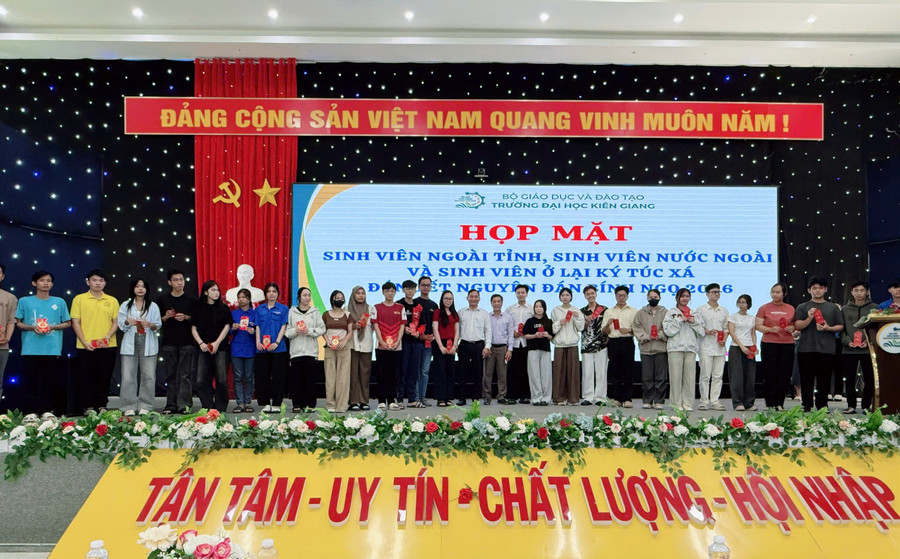 Ấm áp buổi họp mặt tại Trường Đại học Kiên Giang.
