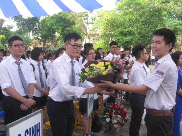 Các anh chị khóa trên chúc mừng các lớp 10 mới vào trường.