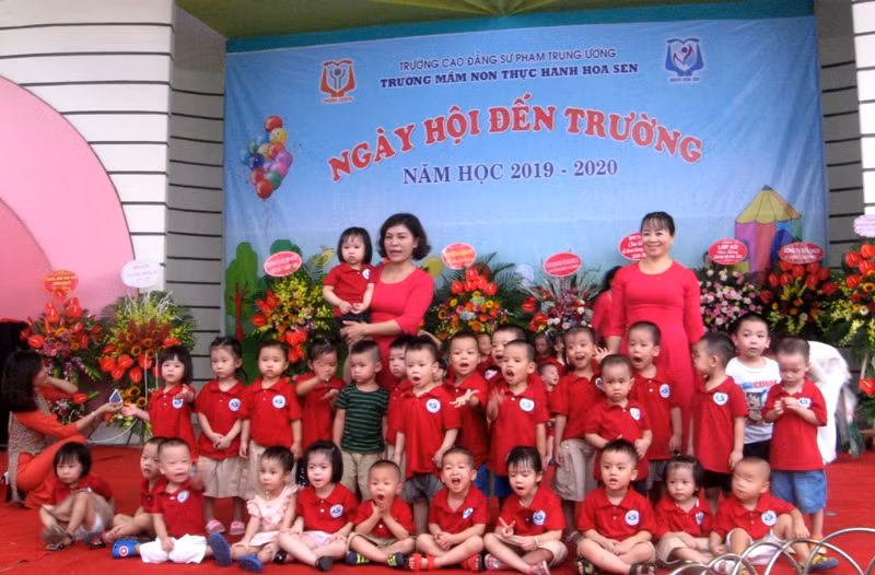 Các cháu mầm non vui ngày khai trường