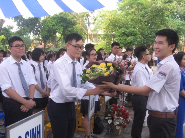 Các anh chị khóa trên chúc mừng các lớp 10 mới vào trường.