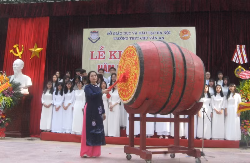 Cô Hiệu trưởng Lê Mai Anh gióng trống khai trường.