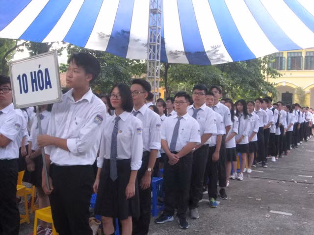 Chững chạc những học sinh kế thừa truyền thống Trường Bưởi - Chu Văn An.