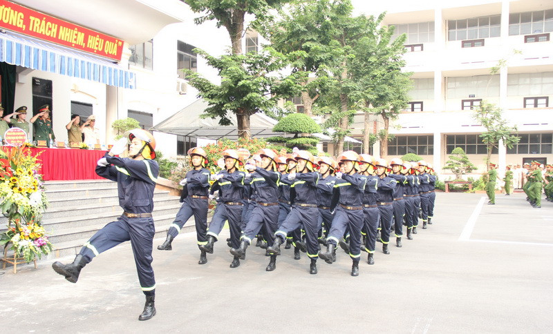 Sinh viên Trường ĐH Phòng cháy chữa cháy tham gia duyệt đội ngũ.