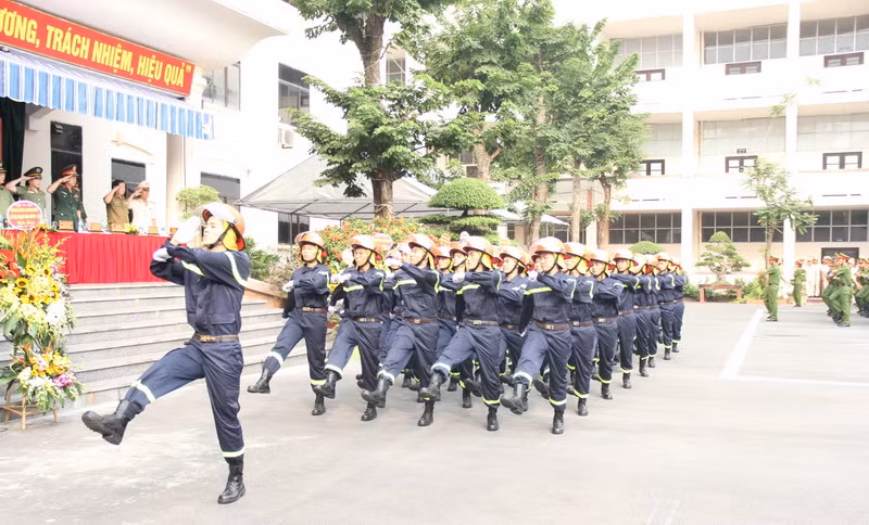 Sinh viên Trường ĐH Phòng cháy chữa cháy tham gia duyệt đội ngũ.