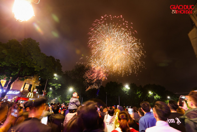 Trong thời tiết se se lạnh đêm Giao thừa, người dân Hà Nội cùng nhau đổ ra bờ hồ Hoàn Kiếm để xem bắn pháo hoa. Ai nấy đều hò reo thích thú, cùng chúc nhau những lời tốt đẹp nhất trong năm Canh Tý.