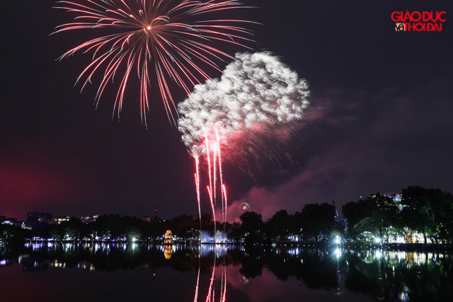 Những chùm pháo hoa lung linh sắc màu rực sáng trên bầu trời Hà Nội.