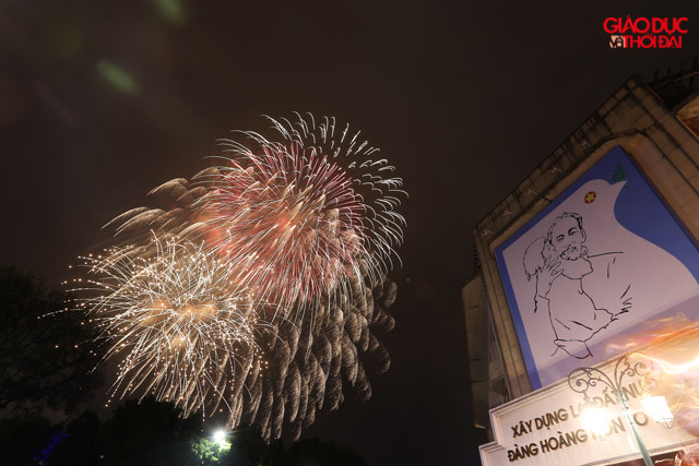 Sau cơn mưa, trời Hà Nội quang đãng, nước quanh Hồ Gươm đã rút. Hàng nghìn người nhanh chóng lấp kín phố đi bộ quanh hồ Gươm để thưởng thức pháo hoa.