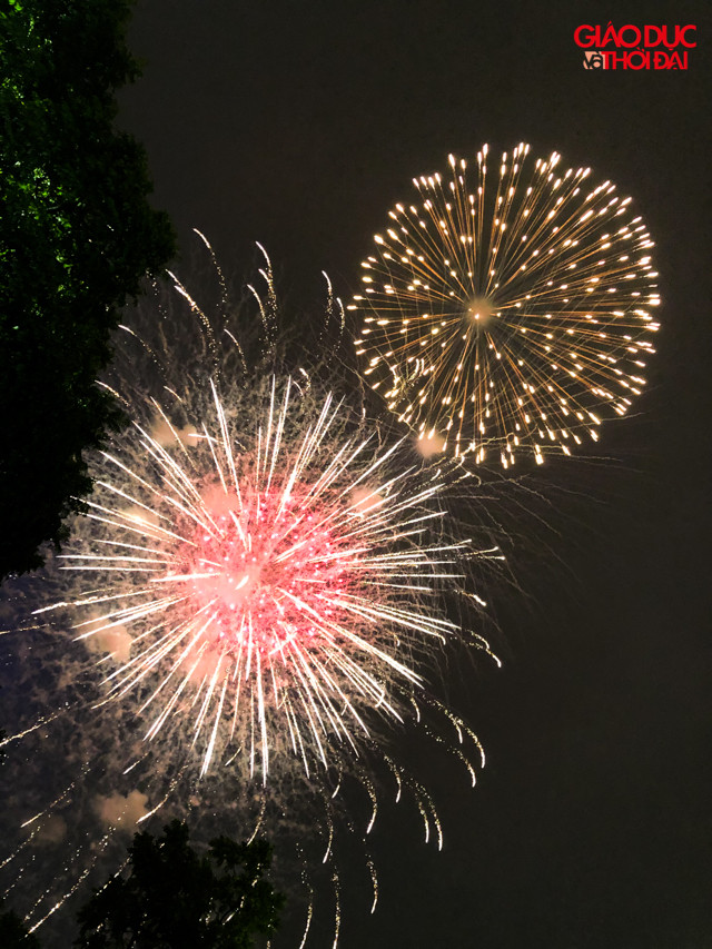 Màn bắn pháo hoa đã dành cho người dân Thủ đô có thêm nhiều niềm vui mới.