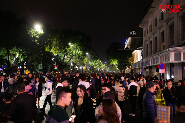 Kết thúc 15 phút pháo hoa chào mừng năm mới, mọi người vui vẻ chúc nhau những câu chúc đầu năm.