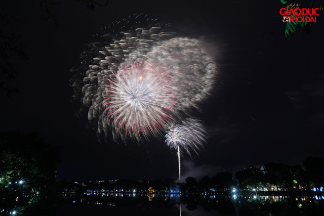 Vẻ đẹp lung linh, huyền ảo của hồ Hoàn Kiếm đêm Giao thừa.