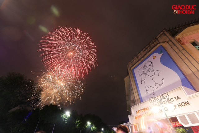 Màn pháo hoa rực rỡ tại bờ hồ Hoàn Kiếm báo hiệu một mùa xuân mới đã về.