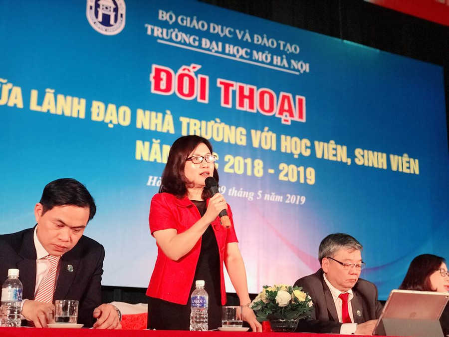 PGS.TS Ngyuyễn Mai Hương, chủ tịch HĐT phát biểu PGS.TS Ngyuyễn Mai Hương, chủ tịch HĐT phát biểu