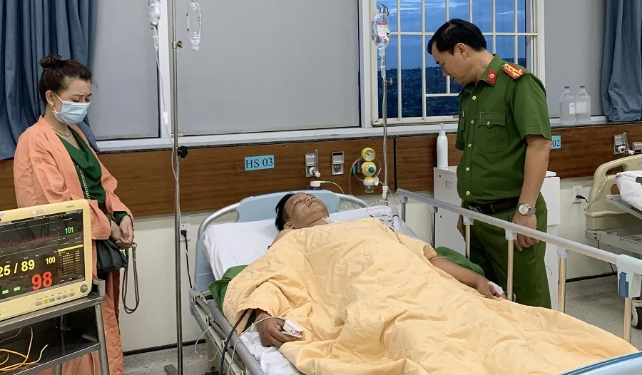 Đại tá Dương Văn Long, Phó Giám đốc Công an tỉnh thăm hỏi, động viên chiến sĩ bị thương.