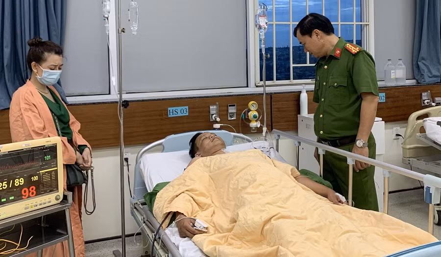 Đại tá Dương Văn Long, Phó Giám đốc Công an tỉnh thăm hỏi, động viên chiến sĩ bị thương.