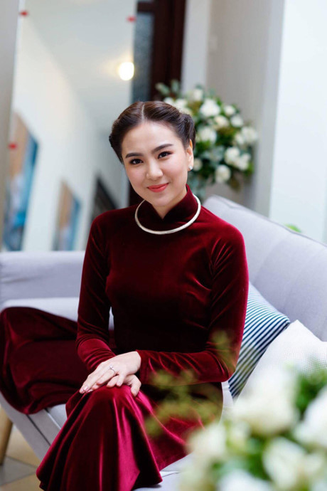 Áo dài đỏ ngày ăn hỏi khiến người ta phải nhớ mãi của sao Việt - Ảnh 2 Ao dai do ngay an hoi khien nguoi ta phai nho mai cua sao Viet - Anh 2