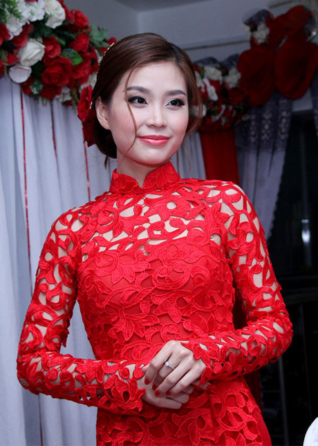Áo dài đỏ ngày ăn hỏi khiến người ta phải nhớ mãi của sao Việt - Ảnh 15 Ao dai do ngay an hoi khien nguoi ta phai nho mai cua sao Viet - Anh 15