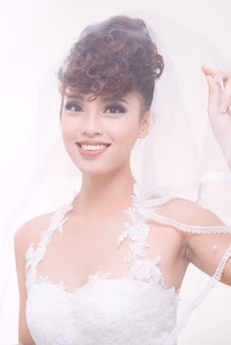 Goi y trang diem co dau phong cach co dien - Anh 4