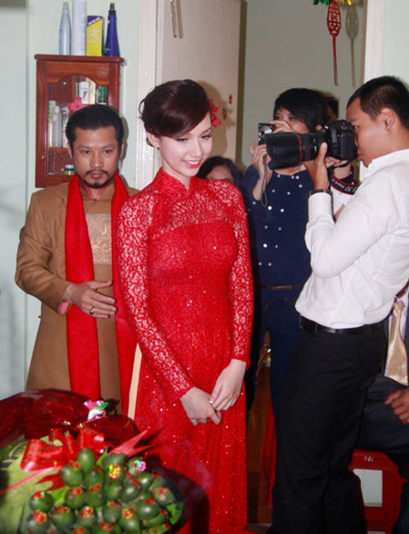 Áo dài đỏ ngày ăn hỏi khiến người ta phải nhớ mãi của sao Việt - Ảnh 11 Ao dai do ngay an hoi khien nguoi ta phai nho mai cua sao Viet - Anh 11